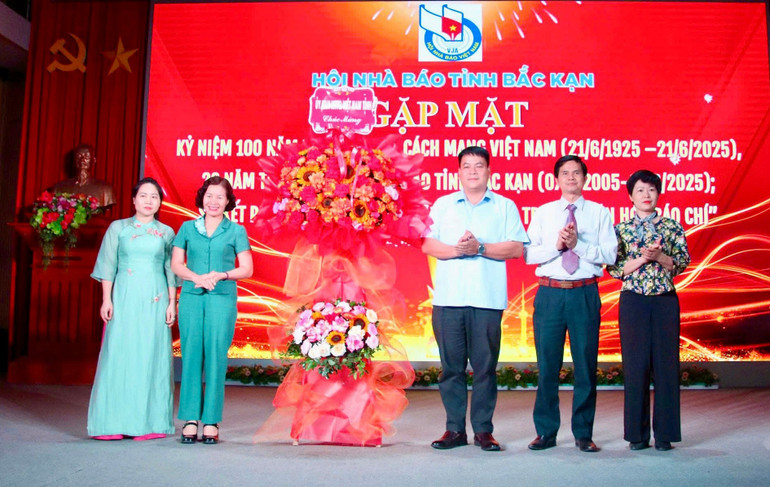 Lãnh đạo Ủy ban MTTQ Việt Nam tỉnh, Ban Tuyên giáo và Dân vận Tỉnh ủy chúc mừng Hội Nhà báo tỉnh. img-5798.jpg