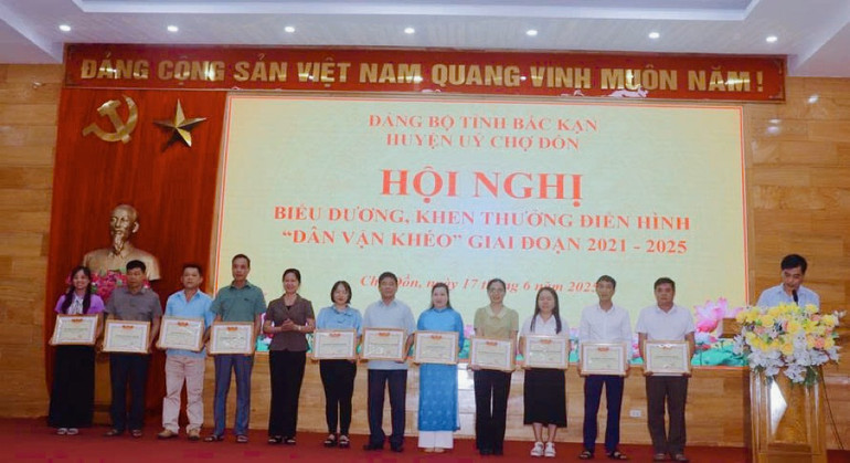 Trao Giấy khen của Chủ tịch UBND huyện cho các tập thể, cá nhân. img-5744.jpg