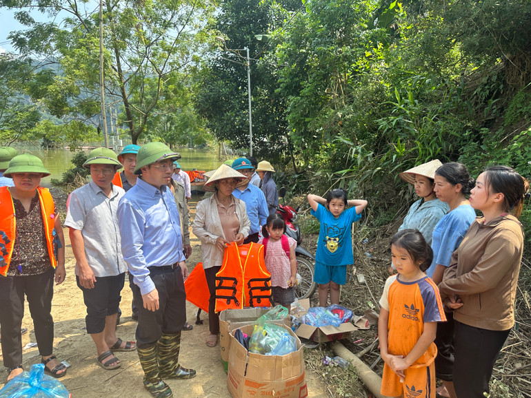 Đồng chí Nguyễn Đăng Bình, Chủ tịch UBND tỉnh thăm, động viên bà con thôn Bản Chảy, xã Nam Cường hiện đang bị chia cắt do nước dâng cao. IMG_2372.jpeg