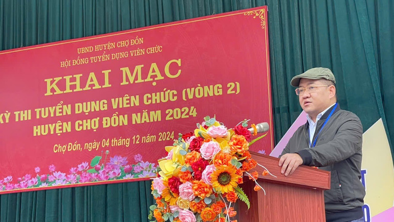 Đồng chí Triệu Huy Chung, Phó Bí thư Huyện ủy, Chủ tịch UBND huyện, Chủ tịch Hội đồng tuyển dụng viên chức khai mạc Kỳ thi. img-6298.jpg