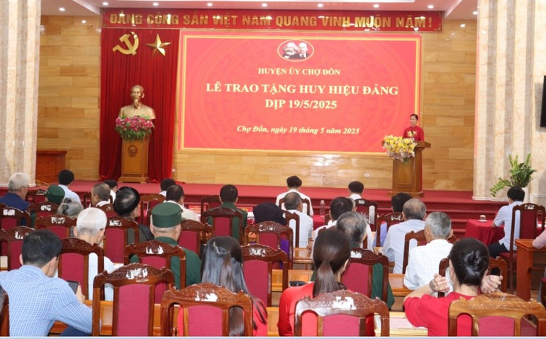 Comrade Ma Thi Na, Permanent Deputy Secretary, in charge of the Party Committee, Chairman of the District People's Council spoke at the ceremony. toan-canh.jpg