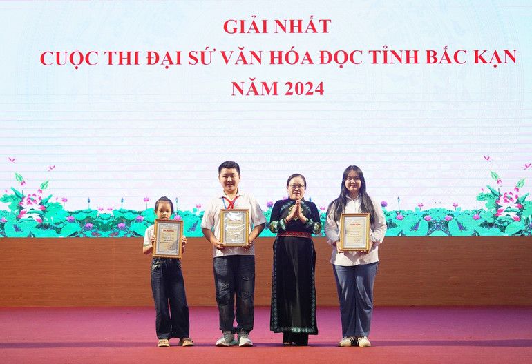 Đồng chí Hoàng Thị Dung, Phó Giám đốc Sở Văn hóa, Thể thao và Du lịch trao giải Nhất cho các cá nhân. Giai nhat.jpg