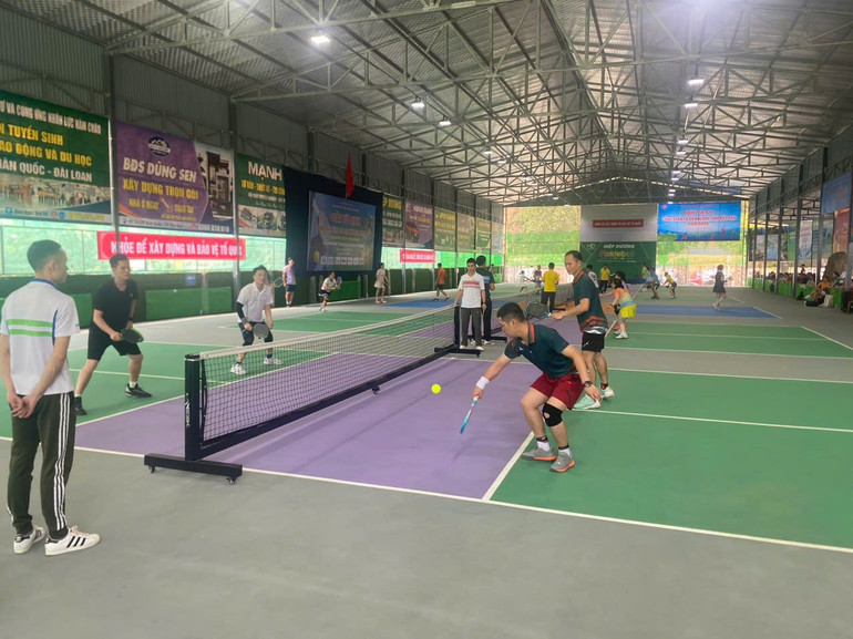 Trận chung kết nam từ 39 tuổi trở xuống giữa Ma Anh Quyết - Tống Mạnh Trường (Công an tỉnh) và Nguyễn Văn Tiến – Vũ Bảo Ngọc (Trung tâm Hoạt động Thanh thiếu nhi tỉnh Bắc Kạn). ca.jpg