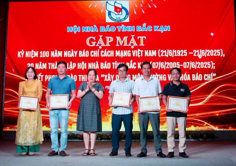 Tặng Giấy khen của Chủ tịch Hội Nhà báo tỉnh cho các tập thể, cá nhân có thành tích xuất sắc Đợt thi đua lập thành tích chào mừng kỷ niệm 100 năm Ngày Báo chí cách mạng Việt Nam và 20 năm Ngày thành lập Hội Nhà báo tỉnh Bắc Kạn. img-5802.jpg