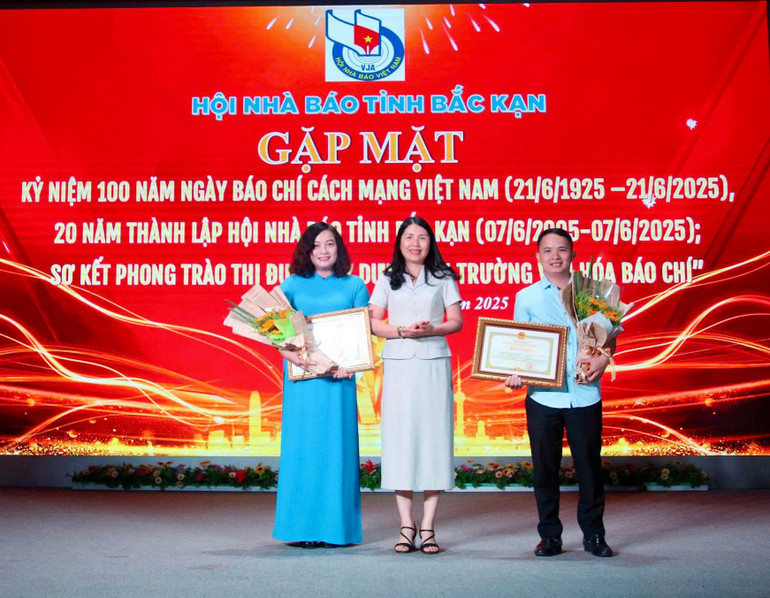 Tặng Bằng khen cho các tập thể, cá nhân có tác phẩm đạt Giải thưởng sáng tác tác phẩm văn học, nghệ thuật, báo chí về chủ đề “Học tập và làm theo tư tưởng, đạo đức, phong cách Hồ Chí Minh” đợt II, giai đoạn 2021 – 2025) do Ban Tuyên giáo và Dân vận Trung ương tổ chức. img-5809.jpg