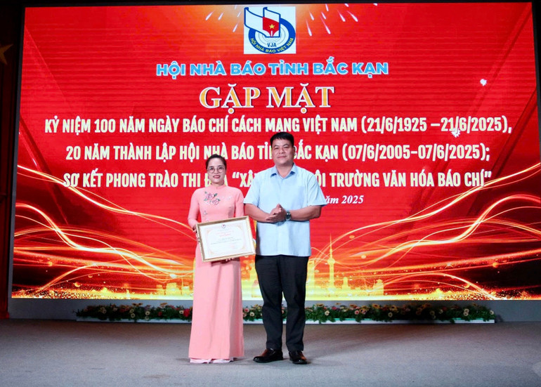 Tặng Bằng khen của Hội Nhà báo Việt Nam. img-5801.jpg