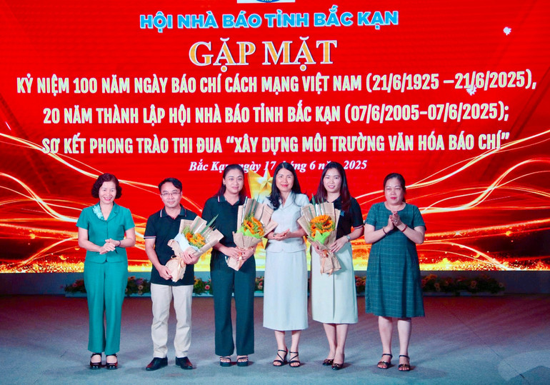 Vinh danh và tặng hoa cho nhóm tác giả có tác phẩm đoạt Giải báo chí Quốc gia lần thứ XIX. img-5807.jpg