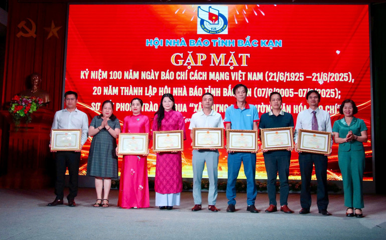 Tặng Bằng khen cho các tập thể, cá nhân có thành tích xuất sắc trong Đợt thi đua lập thành tích chào mừng kỷ niệm 100 năm Ngày Báo chí cách mạng Việt Nam (21/6/1925 – 21/6/2025) và 20 năm Ngày thành lập Hội Nhà báo tỉnh Bắc Kạn (07/6/2005 – 07/6/2025). img-5803.jpg