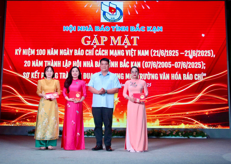 Tặng Kỷ niệm chương “Vì sự nghiệp báo chí Việt Nam” cho các hội viên thuộc Hội Nhà báo tỉnh Bắc Kạn. img-5800.jpg