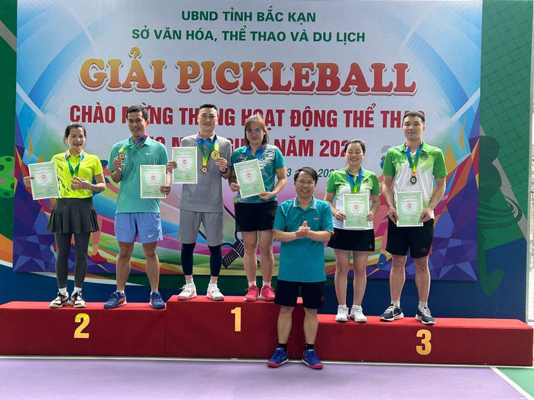 Trao giải đôi nam nữ nhóm 3. img-1108.jpg
