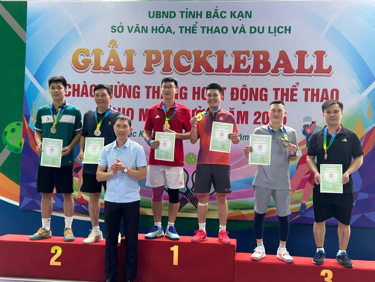 Trao giải đôi nam nhóm 3. img-1109.jpg
