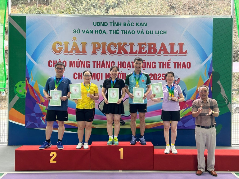 Trao giải đôi nam nữ nhóm 2. img-1111.jpg