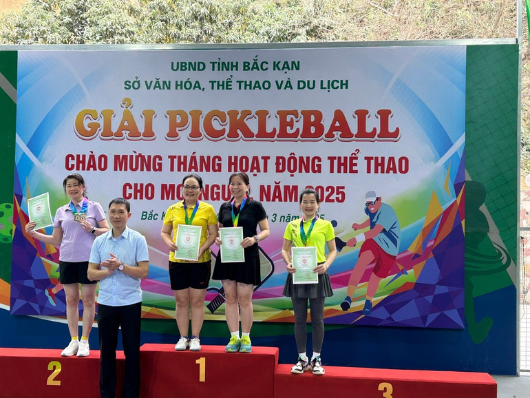 Trao giải cho đôi nữ nhóm 2. img-1131.jpg