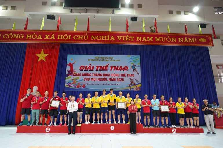 Trao giải nội dung bóng chuyền hơi. img-1133.jpg