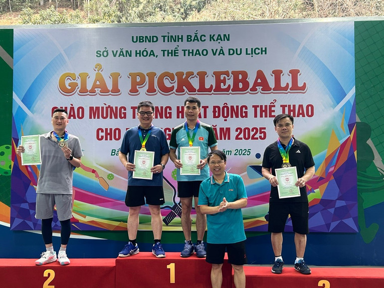 Trao giải cho đôi nam nhóm 2. img-1112.jpg