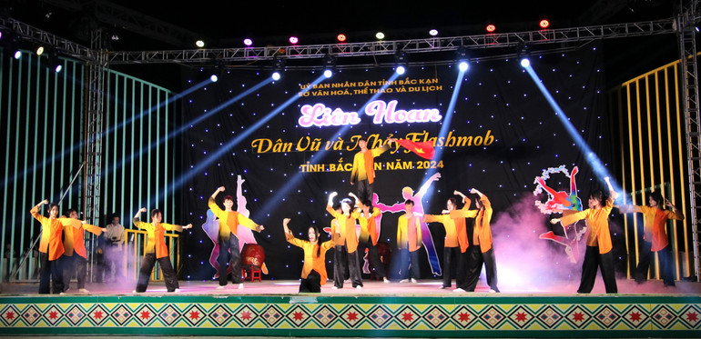 Tiết mục dân vũ “Việt sử kiêu hùng” của Đoàn Chợ Mới. img-6904.jpg