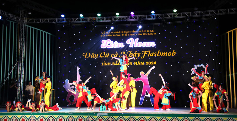 Tiết mục dân vũ “Trò chơi í a trời cho” của Đoàn Bạch Thông. img-6926.jpg