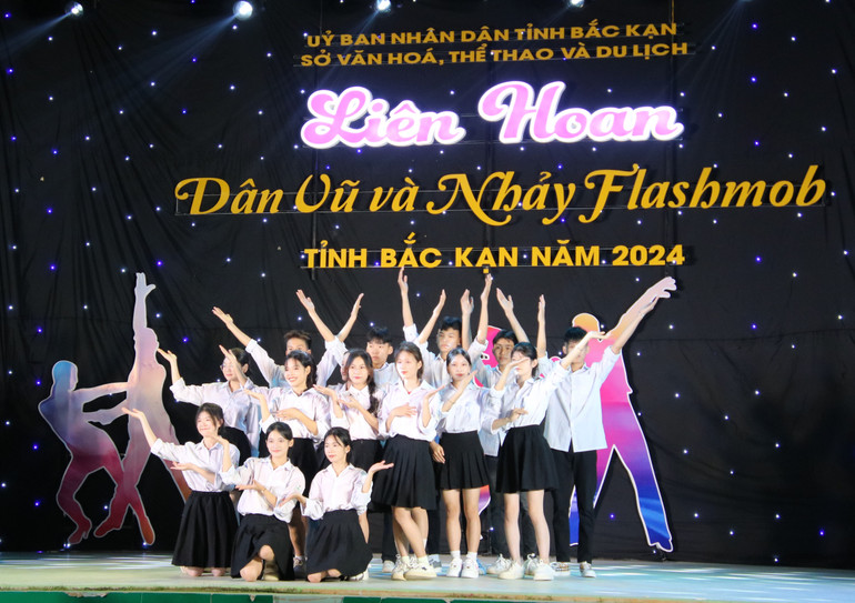 Tiết mục flashmob “Người ơi người ở đừng về” của Đoàn Na Rì. img-6918.jpg