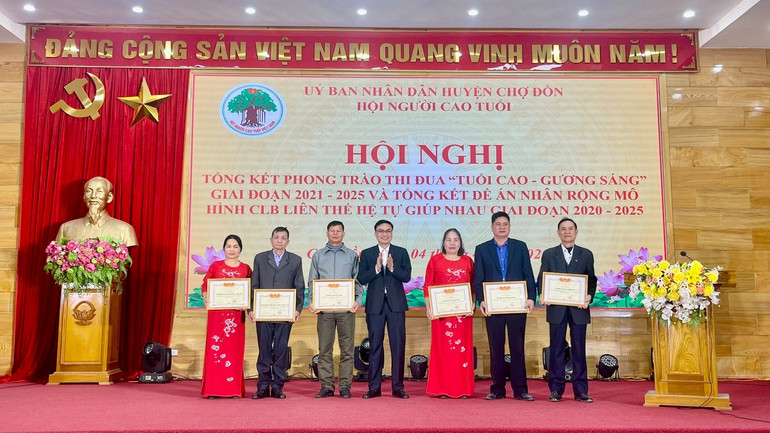 Trao Giấy khen của UBND huyện cho 06 tập thể. 2233.jpg