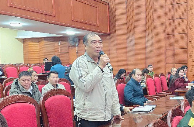 Cử tri nêu ý kiến tại Hội nghị. img-6211.jpg