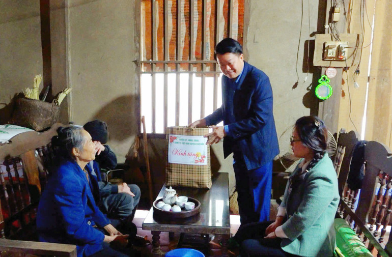 Đồng chí Ma Doãn Kháng, Ủy viên Ban Thường vụ Huyện ủy, Phó Chủ tịch UBND huyện tặng quà cho người khuyết tật tại xã Đồng Thắng. img-6246.jpg