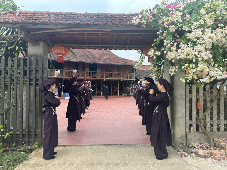 Múa bát đón khách ở Nà Hin, thị trấn Yến Lạc, Na Rì. mua-bat.jpg