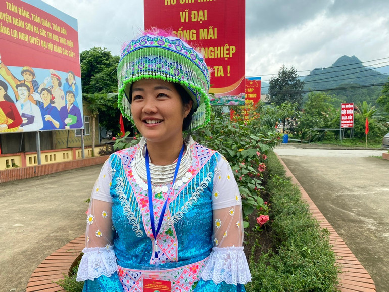 Mme Sung Thi Sai, commune Trung Hoa (Ngan Son). Chị Sùng Thị Sải, xã Trung Hòa (Ngân Sơn).