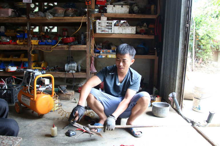 Anh Nguyễn Thế Hiếu, thôn Bản Nhượng, xã Bản Thi ,huyện Chợ Đồn một trong 3 hộ gia đình bị ảnh hưởng nặng nhất đã trở về nhà để tiếp tục sửa chữa máy nông cụ cho bà con. IMG_2677.jpeg
