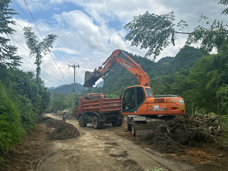 Dọn bùn đất đảm bảo giao thông đi lại. IMG_2659.jpeg
