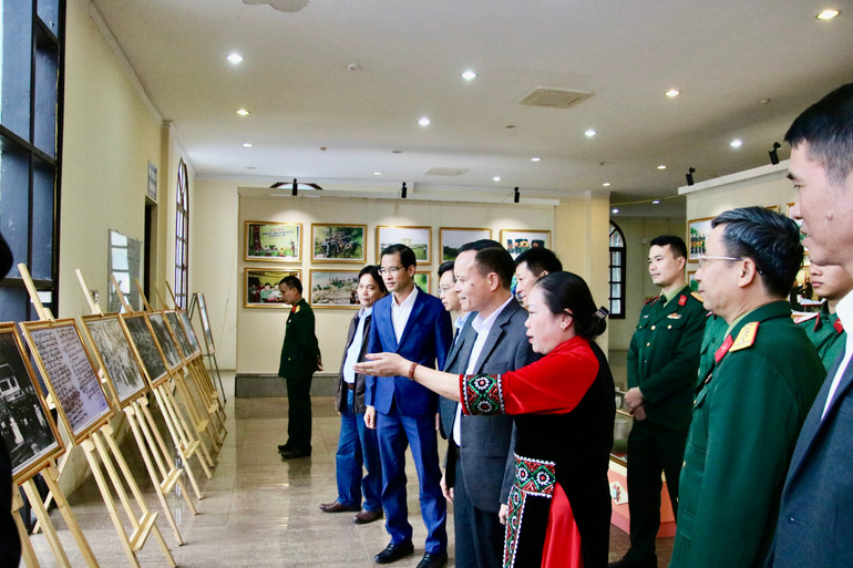 Đại biểu tham quan không gian triển lãm ảnh. img-7681.jpg