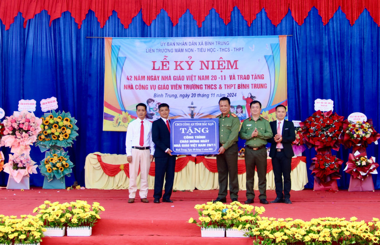 Lãnh đạo Công an tỉnh tặng nhà công vụ cho Trường THCS&THPT Bình Trung. img-7508.jpg