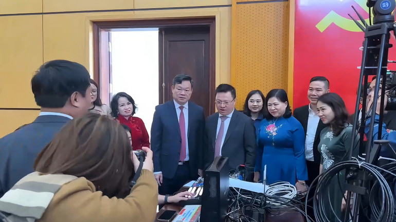 Các đồng chí: Lê Quốc Minh, Ủy viên BCH Trung ương Đảng, Tổng Biên tập Báo Nhân dân, Phó Trưởng ban Tuyên giáo Trung ương, Chủ tịch Hội Nhà báo Việt Nam; Hoàng Duy Chinh, Ủy viên BCH Trung ương Đảng, Bí thư Tỉnh ủy, Trưởng đoàn ĐBQH tỉnh; Phương Thị Thanh, Phó Bí thư Thường trực Tỉnh ủy, Chủ tịch HĐND tỉnh thăm, động viên Ban Biên tập và các phóng viên Báo Bắc Kạn. s-c.jpg