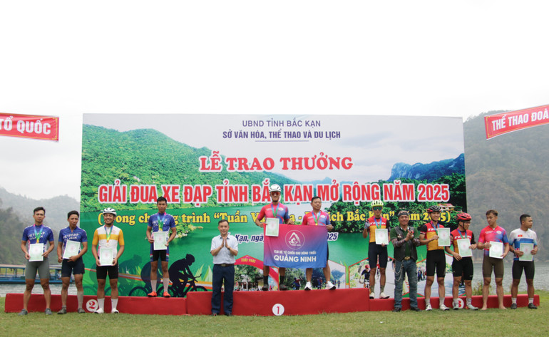 Trao giải nam nhóm 2 từ 36 đến 45 tuổi. img-9704.jpg