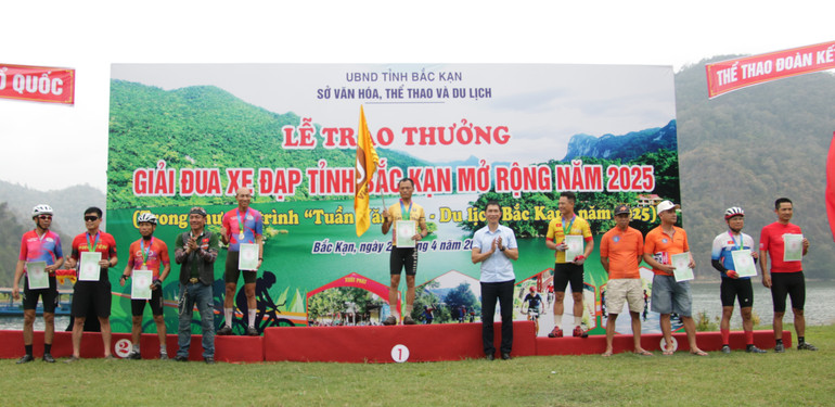 Trao giải nam nhóm 3 từ 46 tuổi trở lên. img-9718.jpg