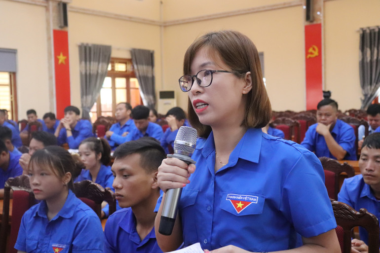 Các đoàn viên, thanh niên đưa ra những đề xuất, kiến nghị với lãnh đạo huyện. CD1.JPG
