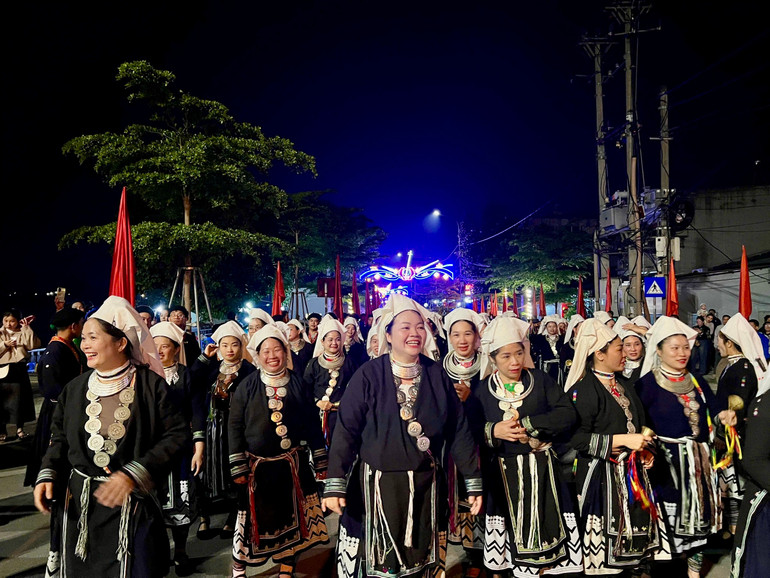 Biểu diễn tại Phố đi bộ Sông Cầu. img-1722.jpg