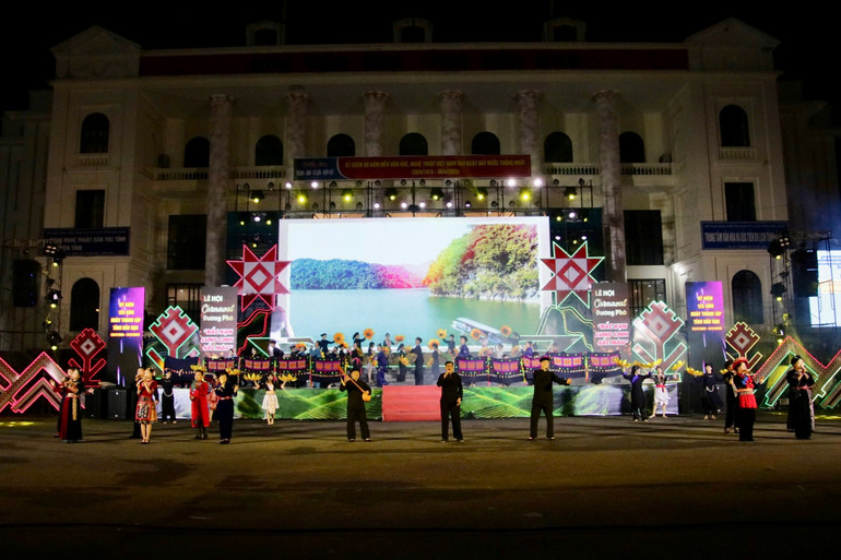 Màn khai từ do Đoàn Nghệ thuật dân tộc tỉnh biểu diễn. img-1702.jpg