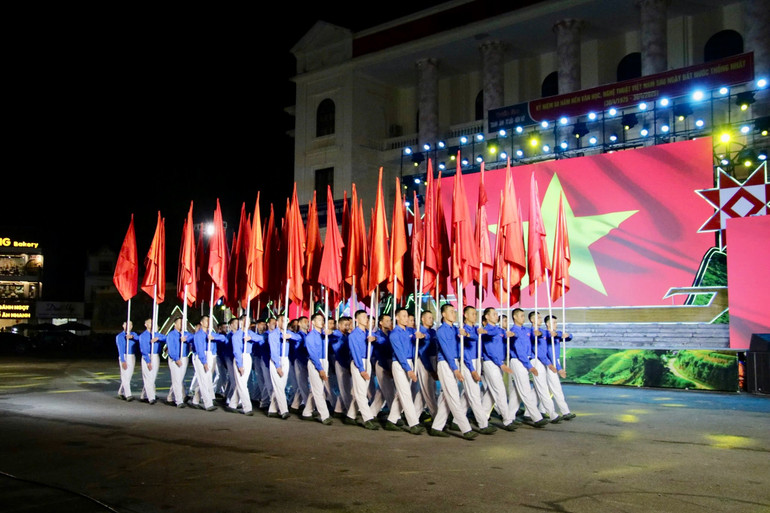 Khối hồng kỳ dẫn đầu Lễ hội Carnaval đường phố. img-1703.jpg