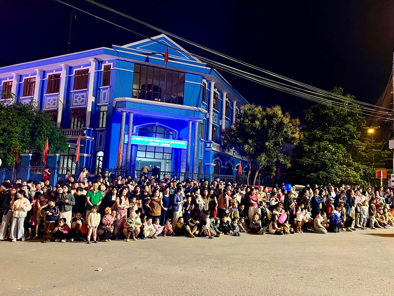 Đông đảo khán giả xem và cổ vũ cho các nghệ nhân. img-1726.jpg