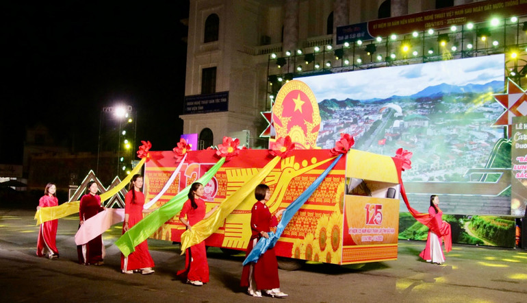 Xe mô hình quốc huy img-1706.jpg