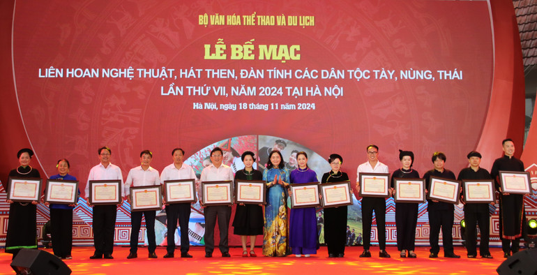Đại diện đoàn Bắc Kạn (thứ 10 từ trái sang) nhận Bằng khen của Bộ Văn hóa, Thể thao và Du lịch do có thành tích xuất sắc tham gia tổ chức thành công Liên hoan nghệ thuật hát Then, đàn Tính các dân tộc Tày, Nùng, Thái lần thứ VII, năm 2024. img-5417.jpg