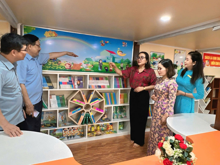 1.383 đầu sách đẹp, hấp dẫn, nội dung phong phú phục vụ học sinh tại không gian đọc sách. img-5065.jpg