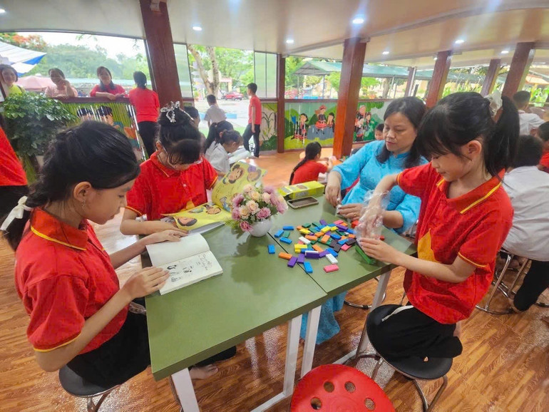 Học sinh trải nghiệm không gian đọc sách. img-5066.jpg