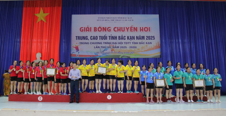 Trao giải đội nữ từ 61 tuổi trở lên. img-4771.jpg