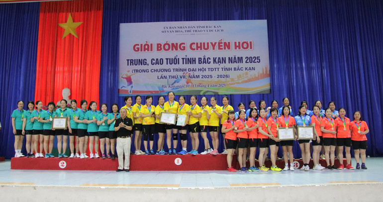 Trao giải đội nữ nhóm tuổi từ 54 đến 60. img-4762.jpg