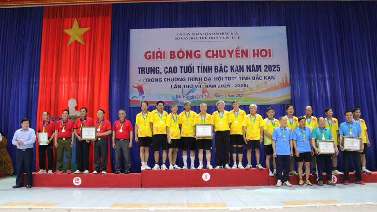 Trao giải cho đội nam nhóm từ 66 tuổi trở lên. img-4709.jpg