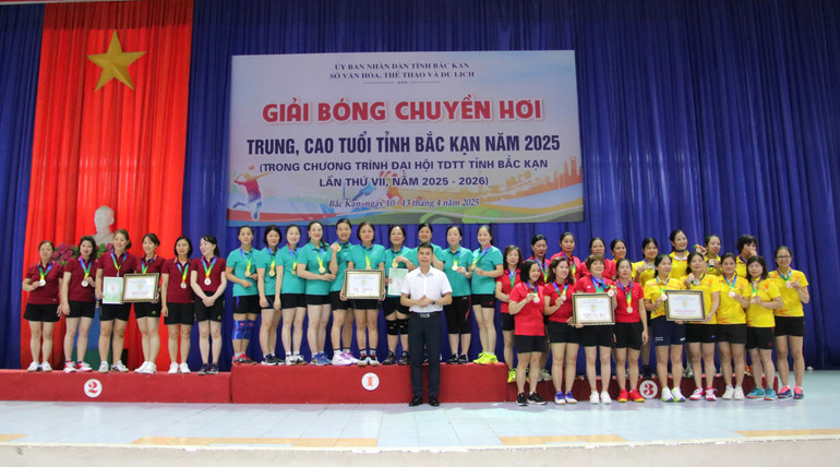 Trao giải đội nữ nhóm tuổi từ 47 đến 53. img-4740.jpg