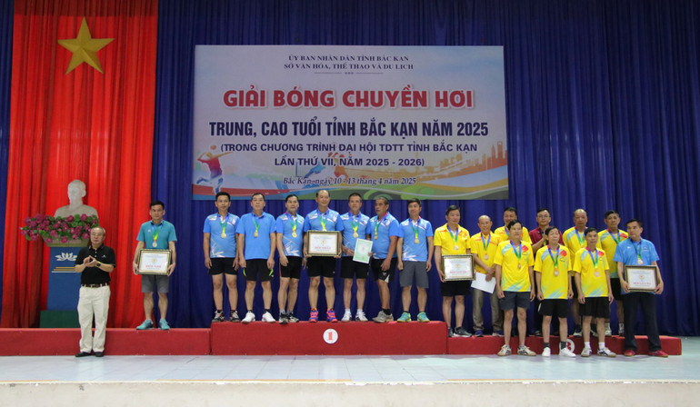Trao giải cho đội nam nhóm tuổi 52 đến 58 tuổi. img-4706.jpg