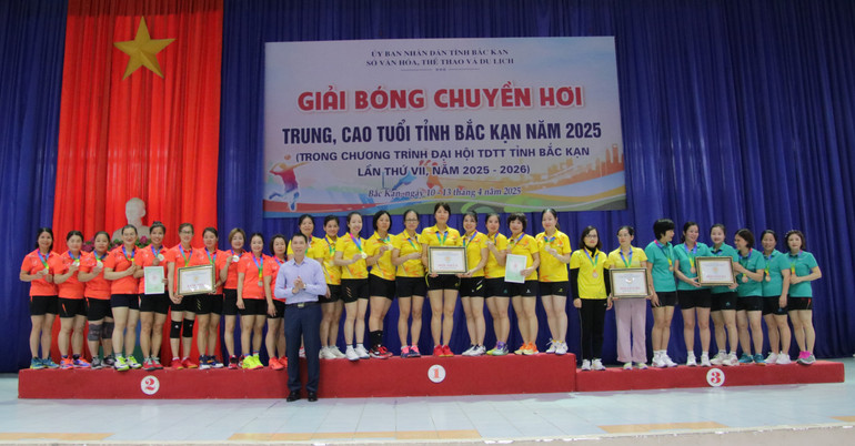 Trao giải đôi nữ từ 40 đến 46 tuổi. img-4721.jpg