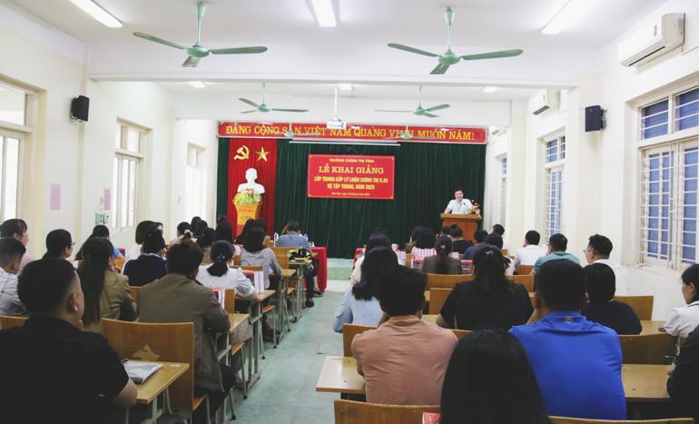 Khai giảng lớp Trung cấp lý luận chính trị K83 hệ tập trung. 12.jpg